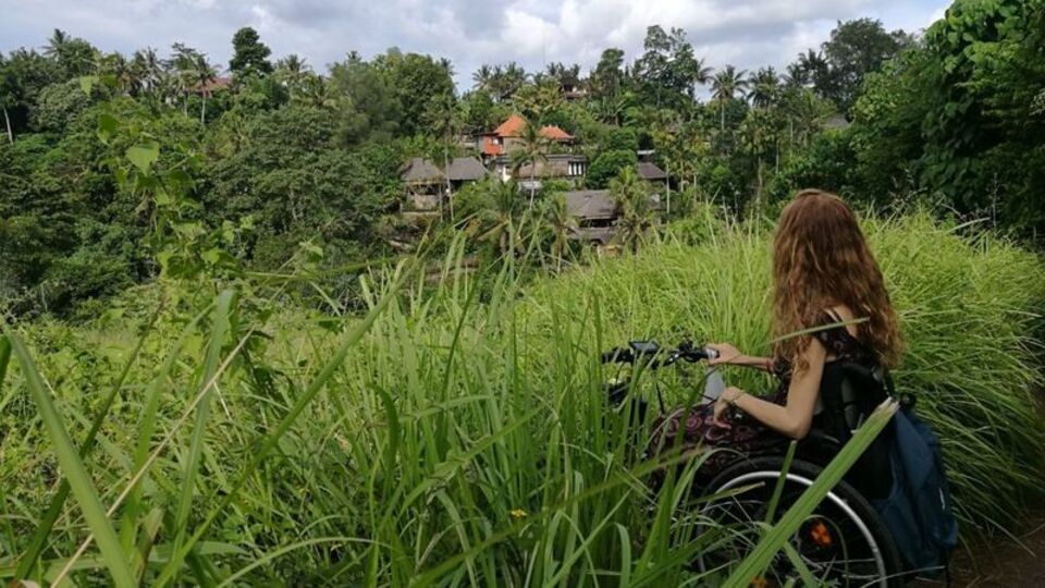 Hastalığına inat dünyayı dolaşıyor