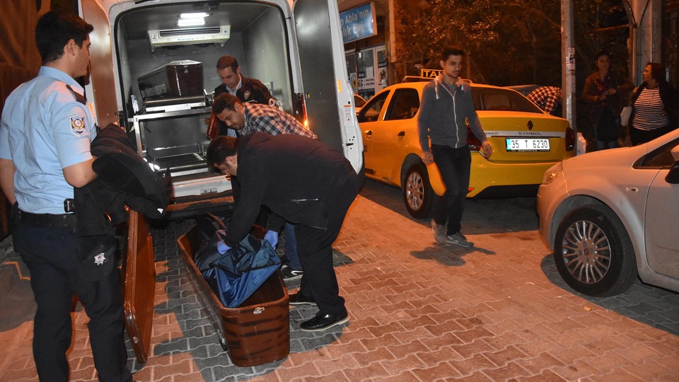 İzmir'de şüpheli ölüm! Cesedi, evde çıplak ve yerde yatar şekilde bulundu!