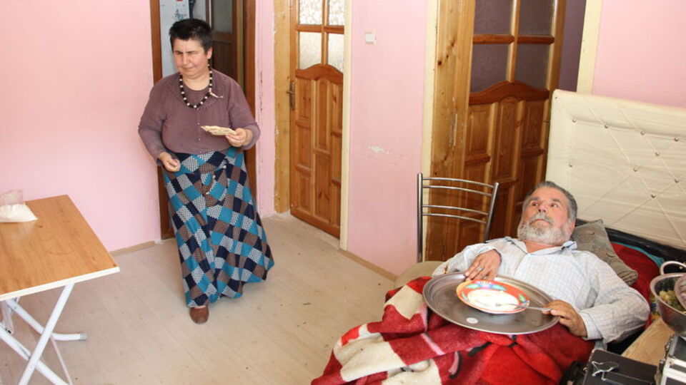 "Gönül gözü" ile 24 yıldır yatalak eşine bakıyor