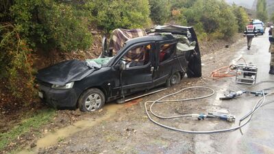 Artvin'de otomobilin üzerine kaya düştü! 3 ölü, 1 yaralı