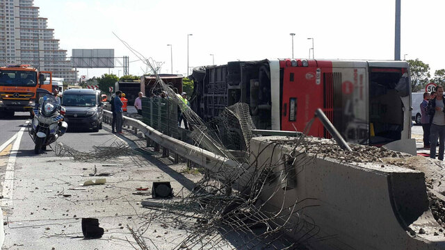 Bahçeşehir'de otobüs devrildi! Çok sayıda yaralı var