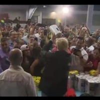 Trump'tan tepki çeken bir hareket daha! Kağıt havlu fırlattı...