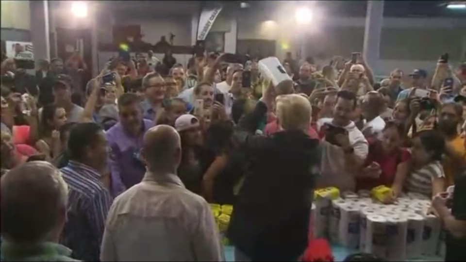 Trump'tan tepki çeken bir hareket daha! Kağıt havlu fırlattı...