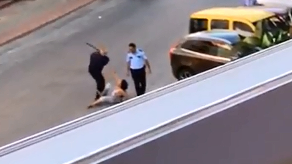 Sokak ortasında dehşet! 2 polis açığa alındı!
