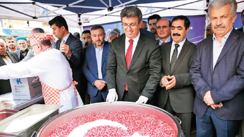 Binlerce kişiye aşure ikramı