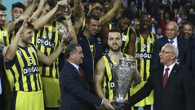 Fenerbahçe Doğuş'un kupasını Bakan Bak verdi