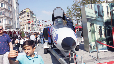 Taksim Meydanı'na F-4 uçağı kondu