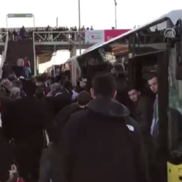 Metrobüs yolunda kaza! Vatandaşlar isyan etti