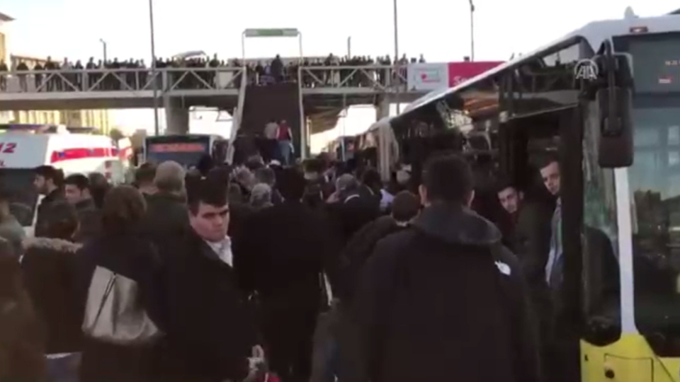 Metrobüs yolunda kaza! Vatandaşlar isyan etti