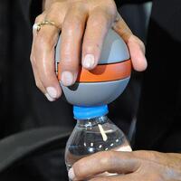 Romatoid artrit hastalarına özel şişe açma aparatı üretildi!