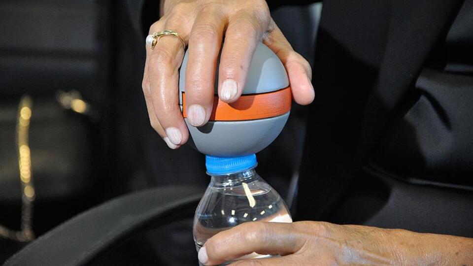 Romatoid artrit hastalarına özel şişe açma aparatı üretildi!