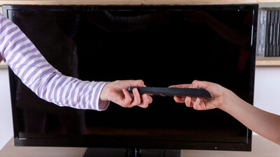 Bu haberi okuduktan sonra değil kumanda kavgası yapmak elinize bile almayacaksınız...