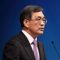 Samsung'da rüşvet skandalı patronu istifa ettirdi!