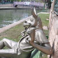 Anlayana sivrisinek saz, anlamayana "çekirdek çitleyen eşek heykeli"