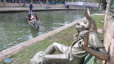 Anlayana sivrisinek saz, anlamayana "çekirdek çitleyen eşek heykeli"