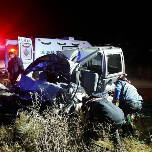 Feci kaza! Ticari araç tırla çarpıştı: 3 ölü