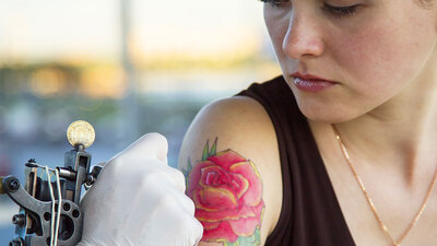 Açık renk dövme yaptırmadan önce bir kez daha düşünün!