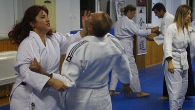 Doktorlara 'aikido' dersi!