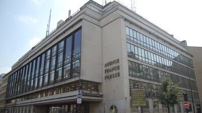 PKK üyeleri Paris'te AFP binasını işgal edip terör örgütü elebaşı Öcalan'ın posterini astı