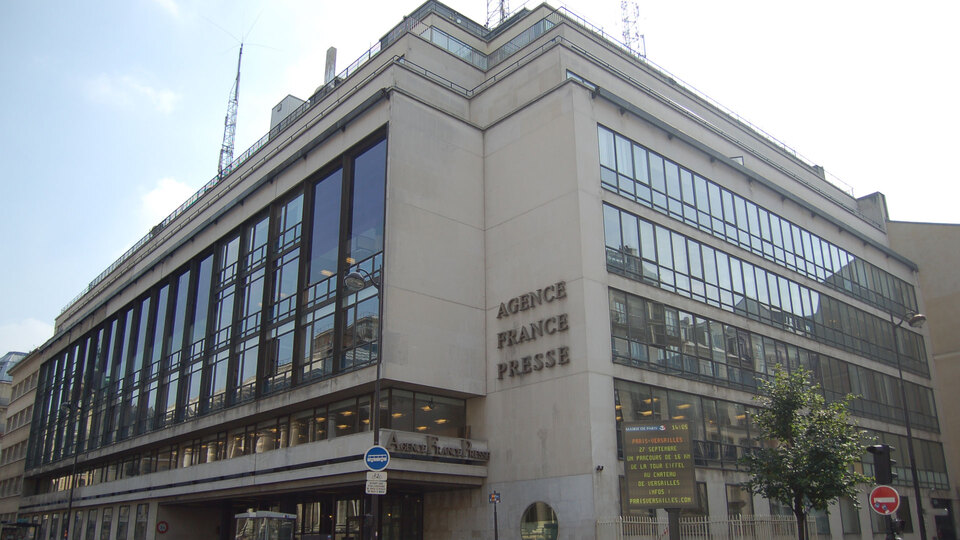 PKK üyeleri Paris'te AFP binasını işgal edip terör örgütü elebaşı Öcalan'ın posterini astı