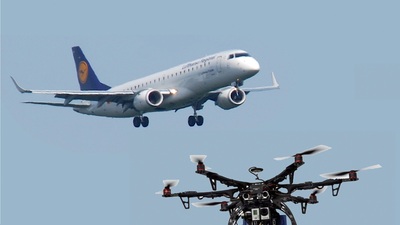 Drone, inişe geçen ticari uçağa çarptı