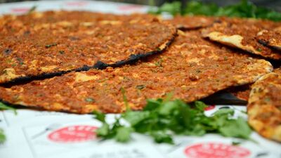 'Kilo aldırmayan' lahmacun yaptılar!