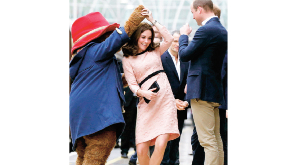 Kate ayıyla dans etti