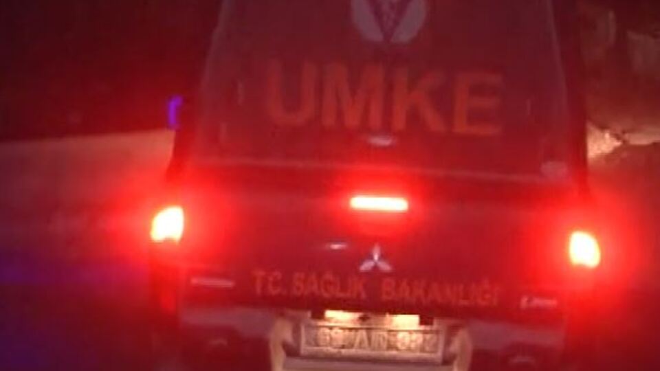 Karla kaplanan araçta 10 saat mahsur kaldılar