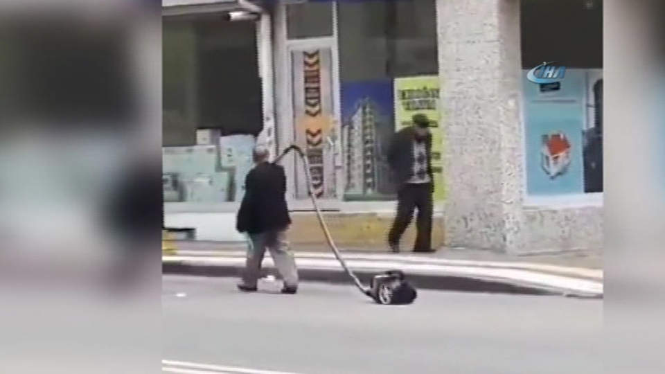 Elektrikli süpürgeyi sokakta gezdirdi