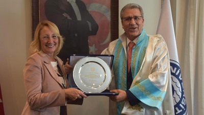 Ege Üniversitesi'nde Rektör Necdet Budak görevi devraldı