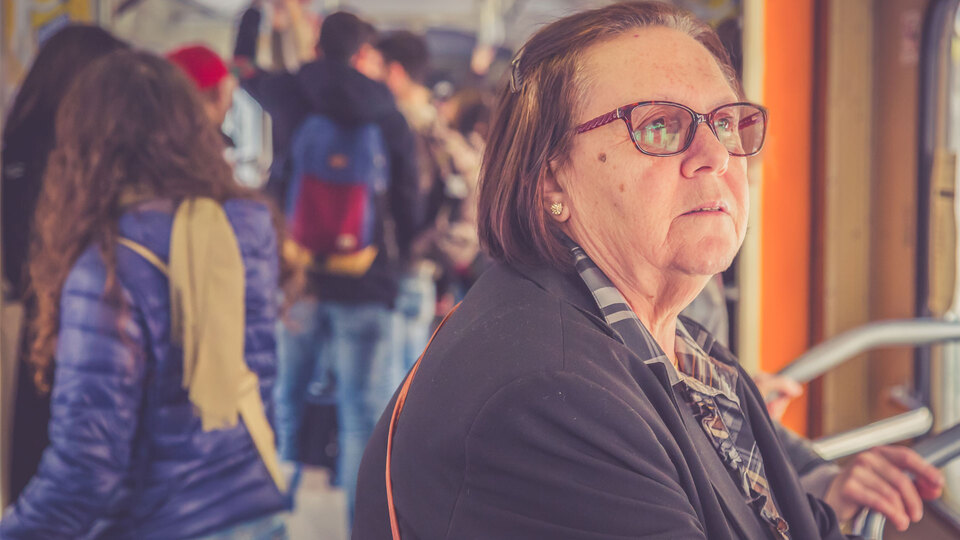 Oxford'lu profesör: Toplu taşımada yaşlılara yer vermeyin