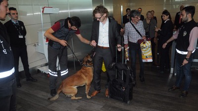 Avusturyalı yolculara köpekli arama