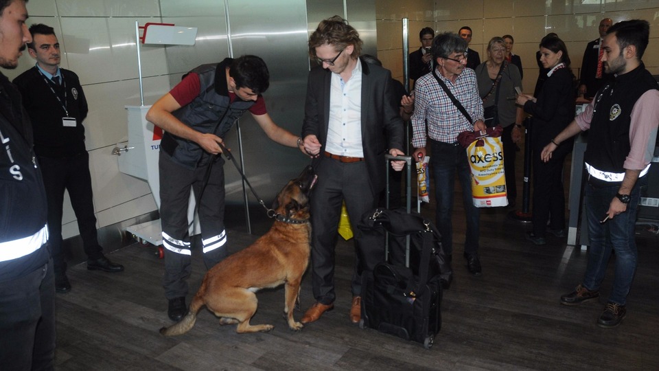 Avusturyalı yolculara köpekli arama