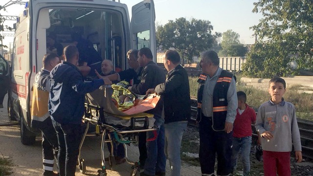 Vagon üzerinde oynayan çocuk akıma kapıldı