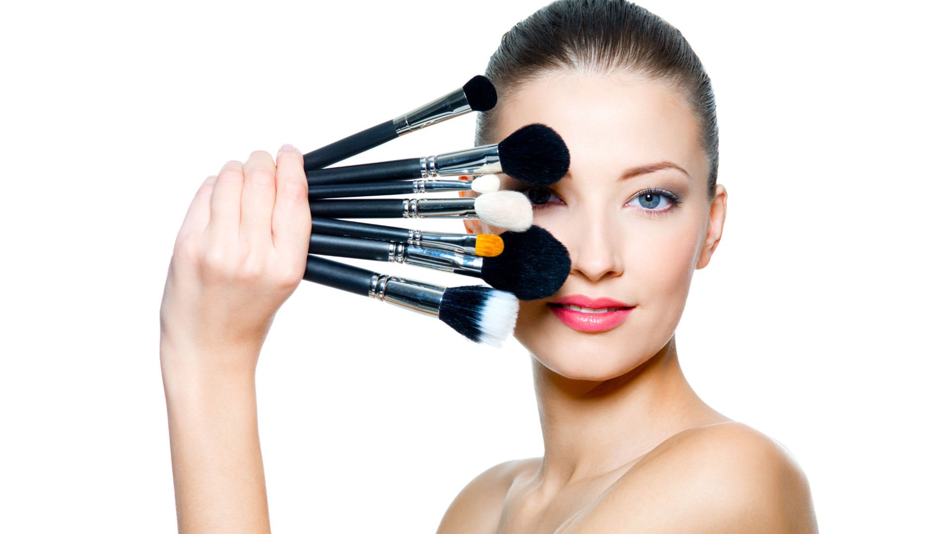 Скульптурирование лица. Make up care face set. Макияж. Девушка с кистями для макияжа. Макияж.