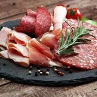 Uzmandan sıradışı tavsiye: Diş fırçalamak yetmez, salam ve yağ tüketin!