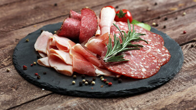 Uzmandan sıradışı tavsiye: Diş fırçalamak yetmez, salam ve yağ tüketin!