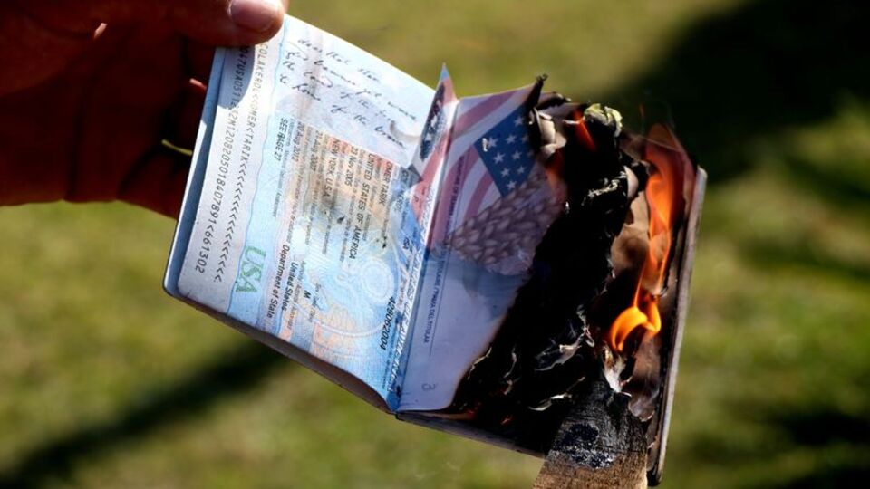 Amerika'ya kızdı, çocuklarının pasaportlarını yaktı