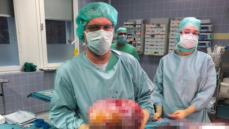 Almanya'da kadın hastadan 10.2 kilo ağırlığında tümör çıktı