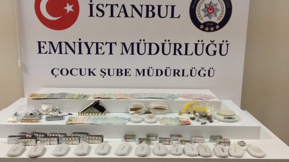 Çocuklara uyuşturucu satarken yakalandılar