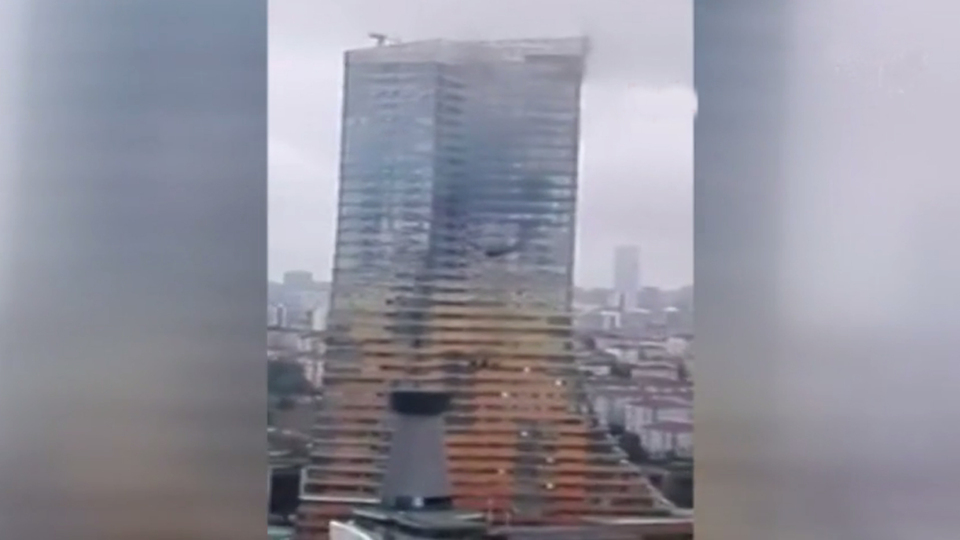 Ataşehir'de gökdelende yangın paniği