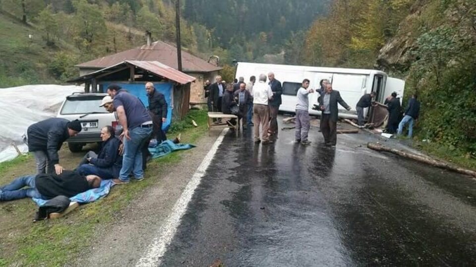 Giresun'da tur otobüsü devrildi: 19 yaralı