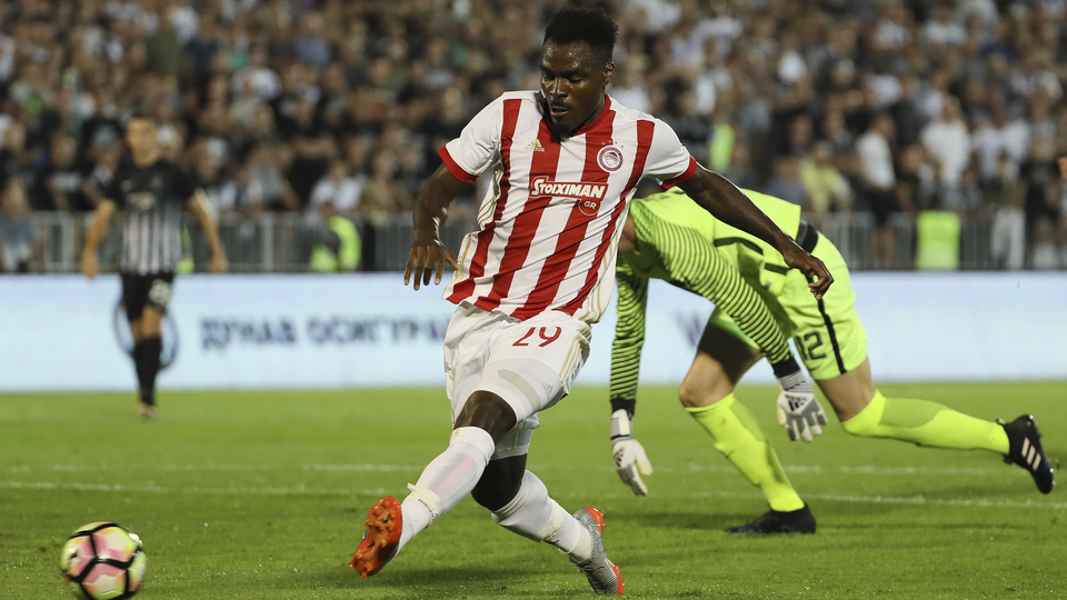Emenike komşuda kendini buldu!