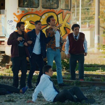 Klavye Delikanlıları gençlere karşı