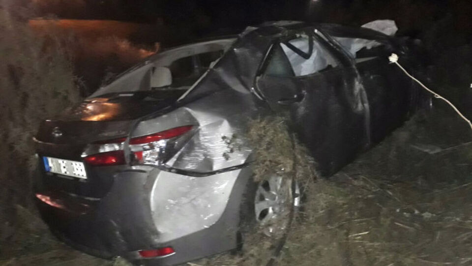 Kocaeli'de otomobil devrildi! 3 kişi yaralandı