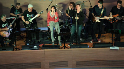 Meme kanserine karşı şarkı söylediler!