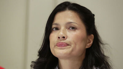 Ünlü oyuncu gözyaşları içinde açıkladı: Odamı bastı tecavüz etti!