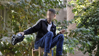 Bıçağı kaptığı gibi arabanın üzerine çıktı!