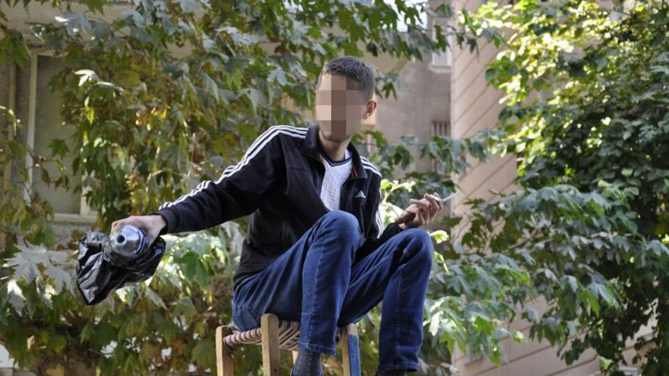 Bıçağı kaptığı gibi arabanın üzerine çıktı!