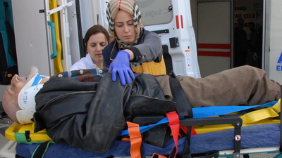 Hafriyat kamyonu çarptı, bacağı kopma noktasına geldi